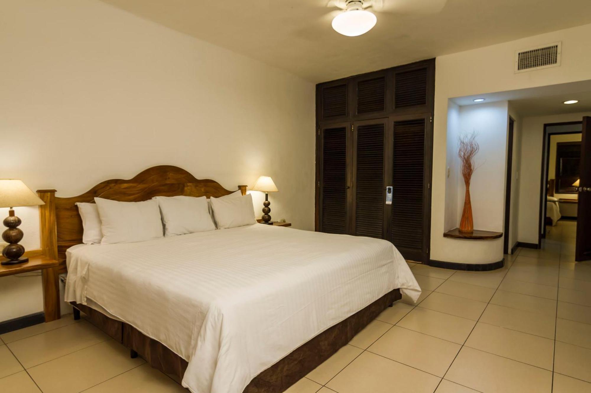 Hotel Soleil Pacifico Chulamar Exterior photo